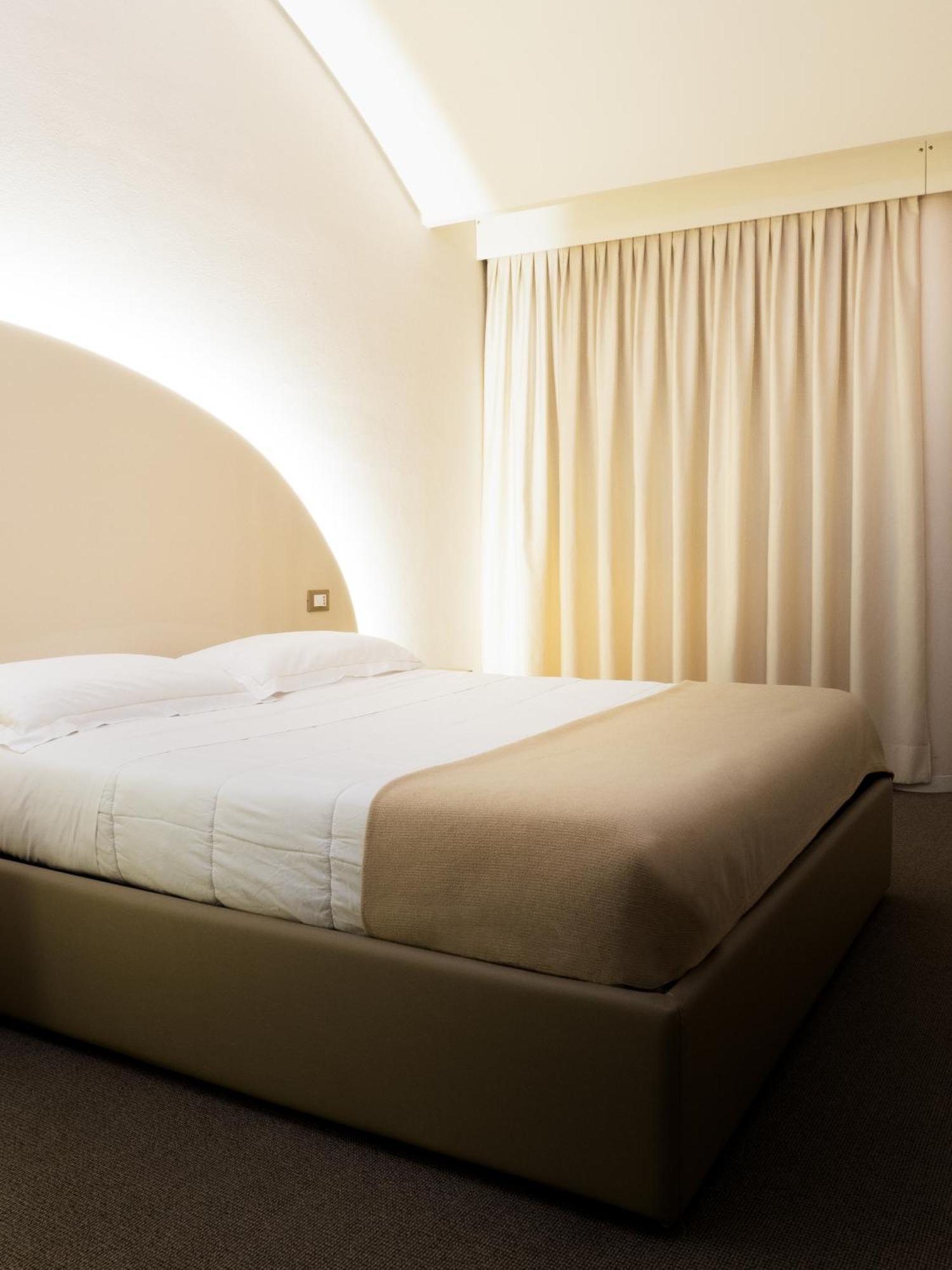 Dealuna Motel Фіденца Екстер'єр фото